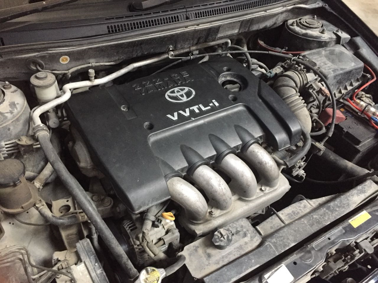 Пластиковая крышка на двигатель — Toyota E120, 1,8 л, 2002 года ...