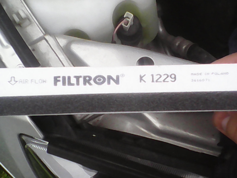 Заменил фильтр салона, сломал защелку бардачка. — Lada Kalina Cross, 1 ...