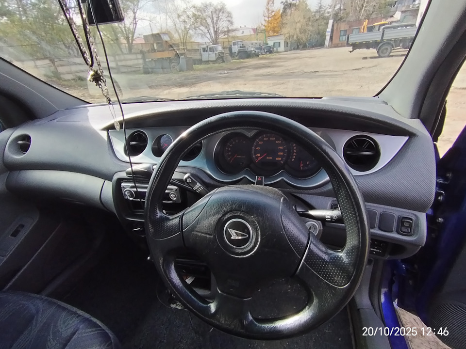 Панель приборов забавная. Хоношная какая-то. И смотрится свежо. — Daihatsu Yrv