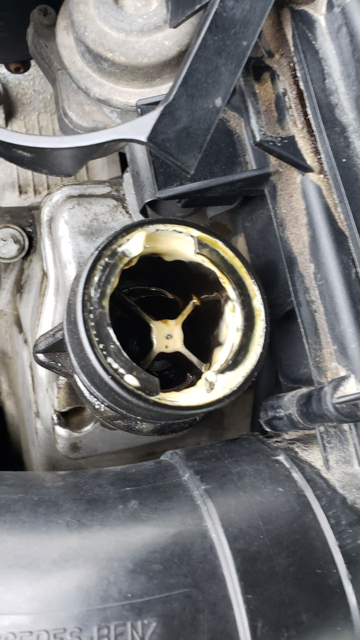 Эмульсия на крышке маслозаливной горловины — Mercedes-Benz C-class ...