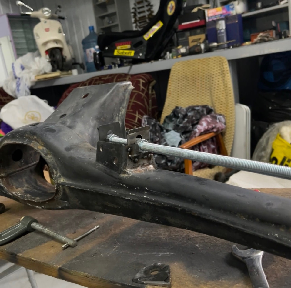 Регулировка задней балки с помощью пластик и эксцентриковых болтов ...