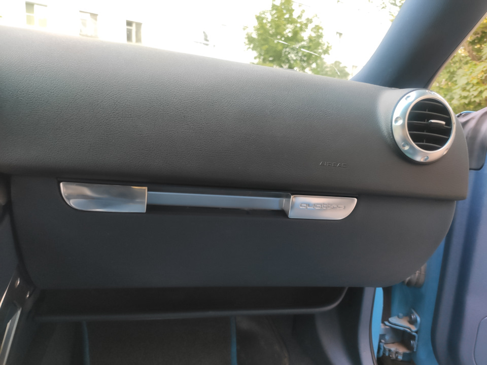 В салоне — Audi TT (1G)