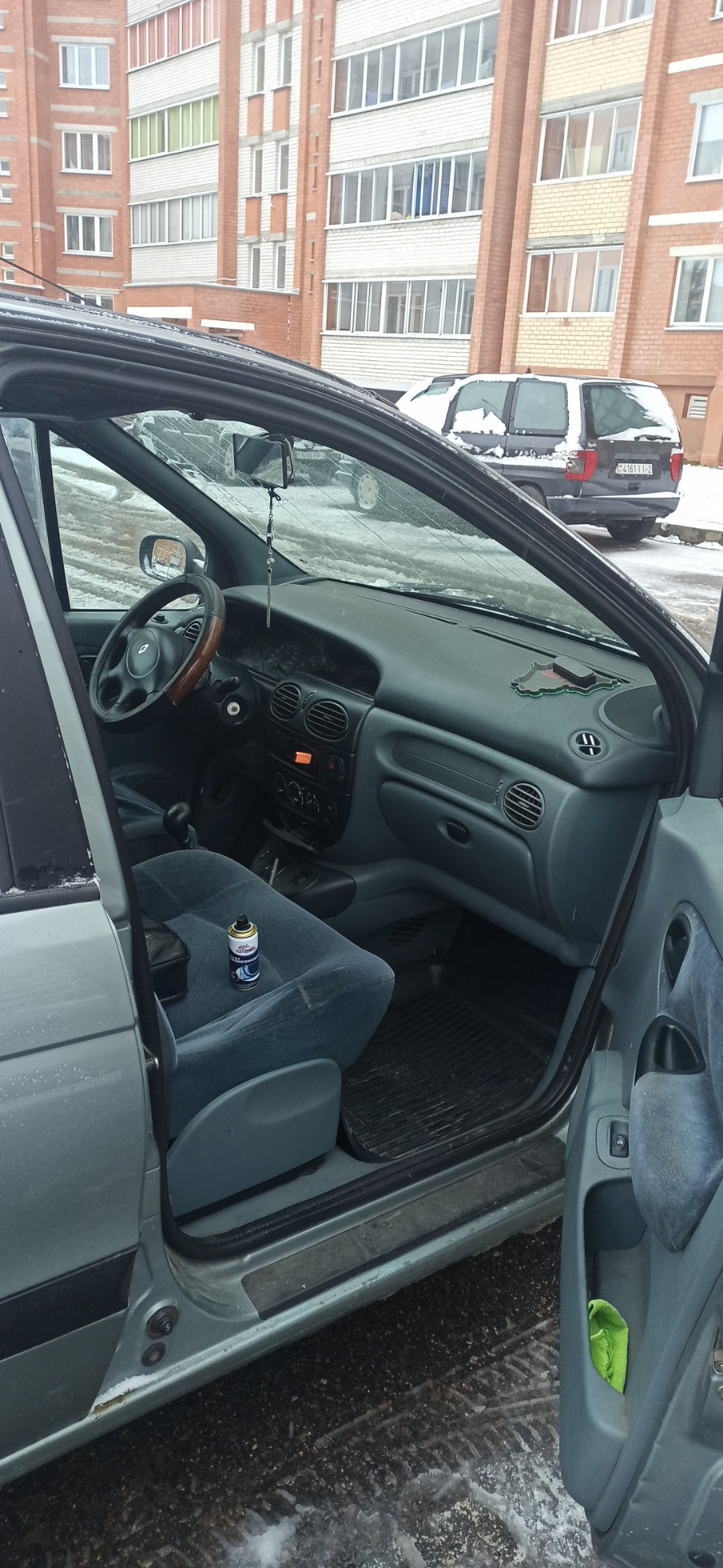 Обработка силиконом резинок дверей. — Renault Megane Scenic, 1,6 л ...