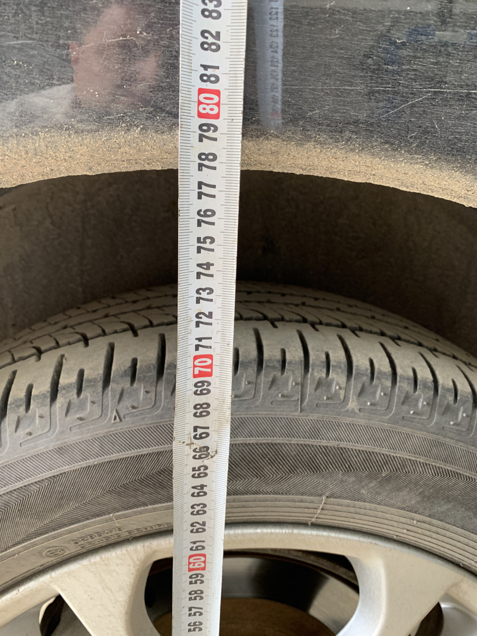 Расстояние от пола до арки перед заменой — Mitsubishi Outlander (3G). Запчасти на фото: B18283