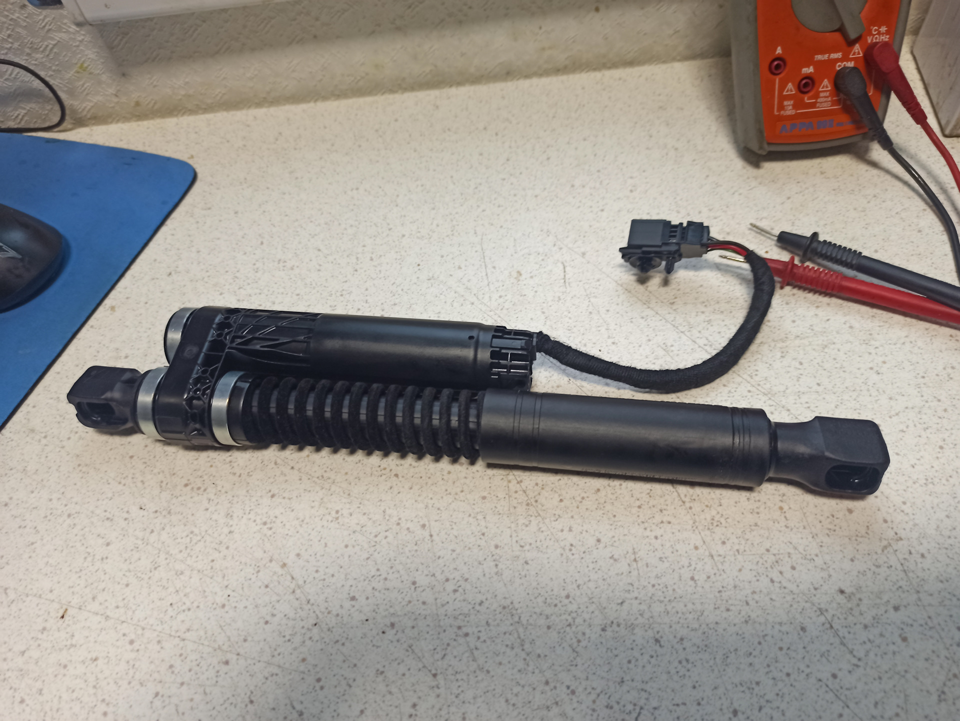 Электропривод подъема багажника. Электропривод багажника volvo xc70. Электропривод багажника audi a5. Электропривод багажника octavia a5. Привод крышки багажника cl500.