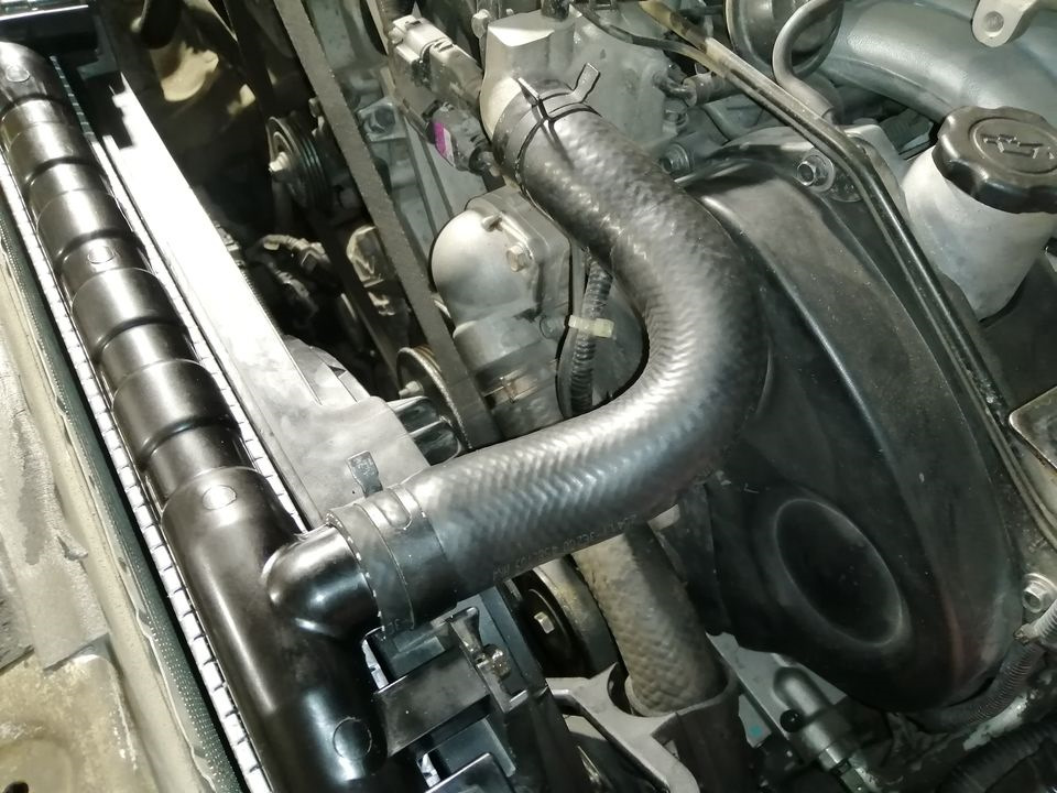 Как заменить радиатор охлаждения двигателя KIA Sorento 1 поколения ...