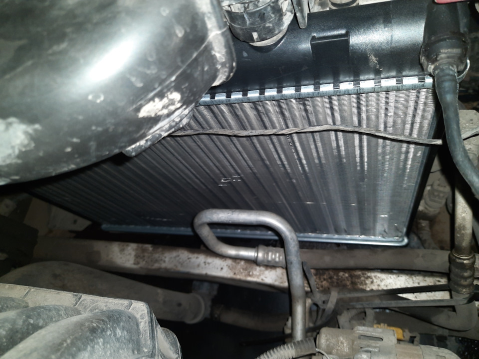 Замена радиатора охлаждения двигателя — Peugeot 407, 2 л, 2007 года .