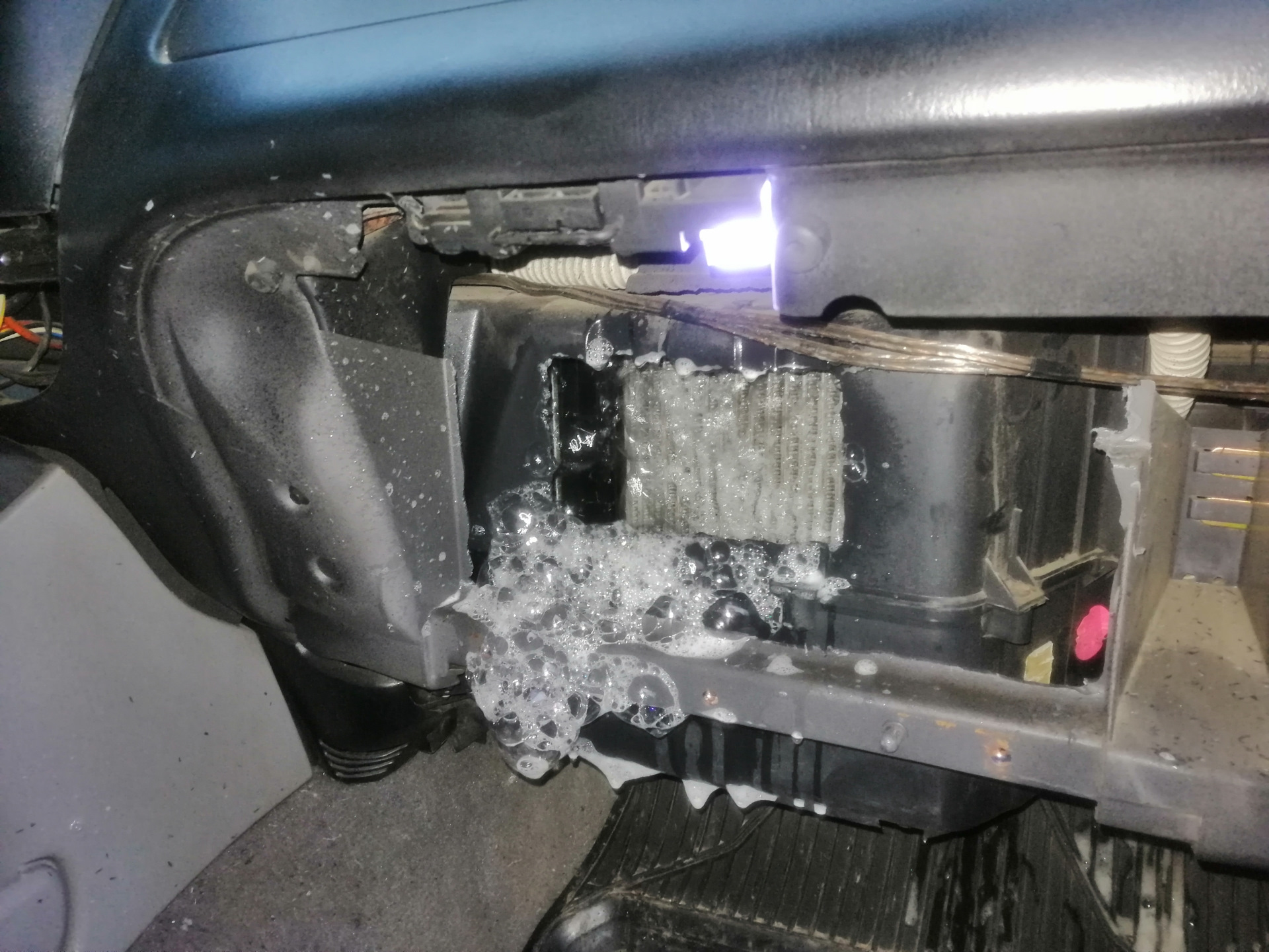 Форд транзит задняя печка с кондиционером. Тросик управления заслонкой печки. Радиатор печки форд транзит 2019. Не дует печка форд транзит. Снятие задней печки тлс200.