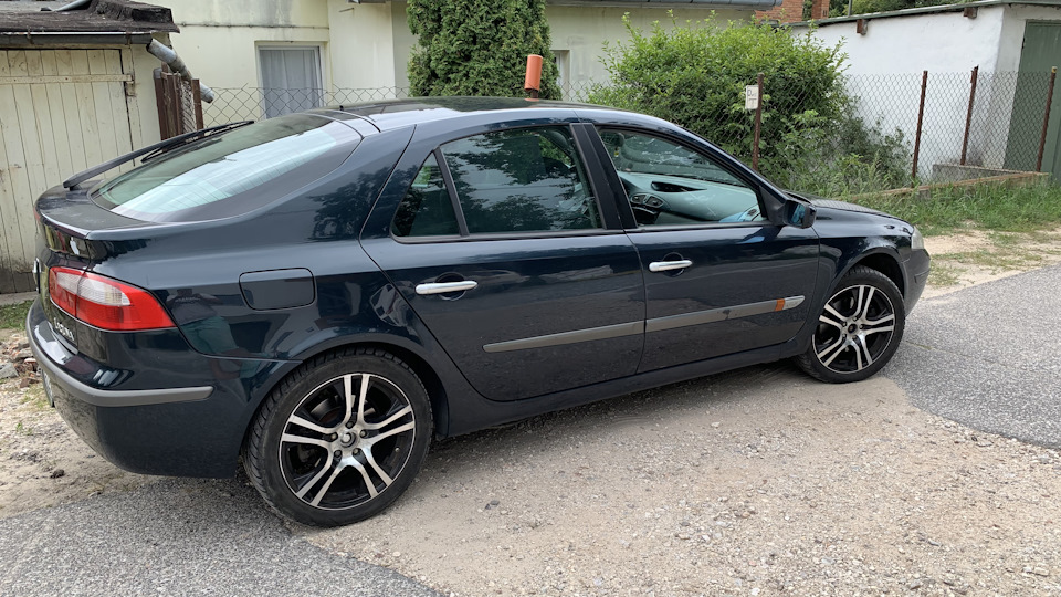 При включении задней передачи на панели приборов загорается лампочка ...