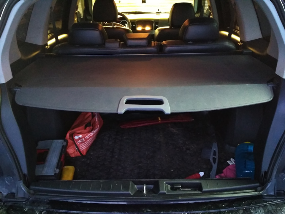 Шторка багажника аутлендер 3. Полка багажника Аутлендер 3. Полка на Митсубиси Аутлендер 3. Шторка багажника Митсубиси Аутлендер 2012. Шторка в багажник Mitsubishi Outlander 2015.
