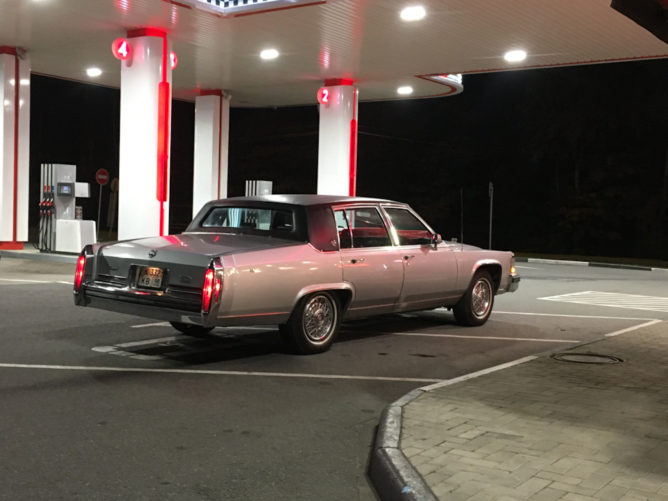 Небольшой Фотосет на заправке — Cadillac Brougham, 5 л, 1987 года