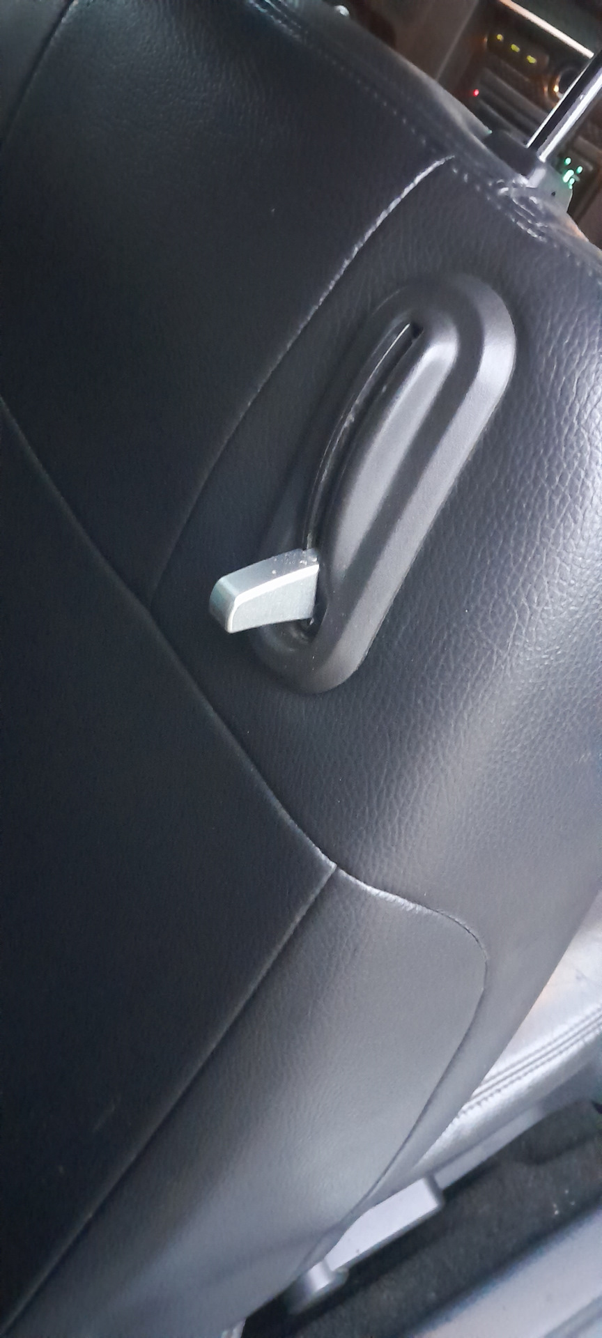 #1 Рычажок откидывания спинки — Ford Mustang (5G), 4 л, 2005 года ...