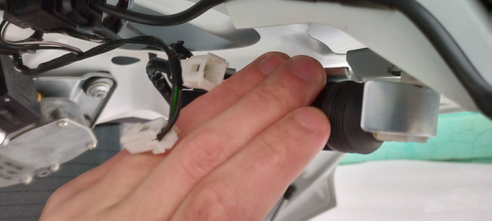 Не открывается багажник с кнопки. Ремонт без замены замка двери ...