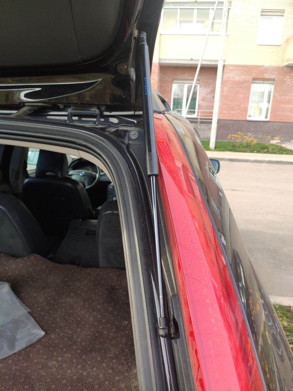 40. Замена газовых упоров крышки багажника — Volvo XC90 (1G), 3,2 л ...