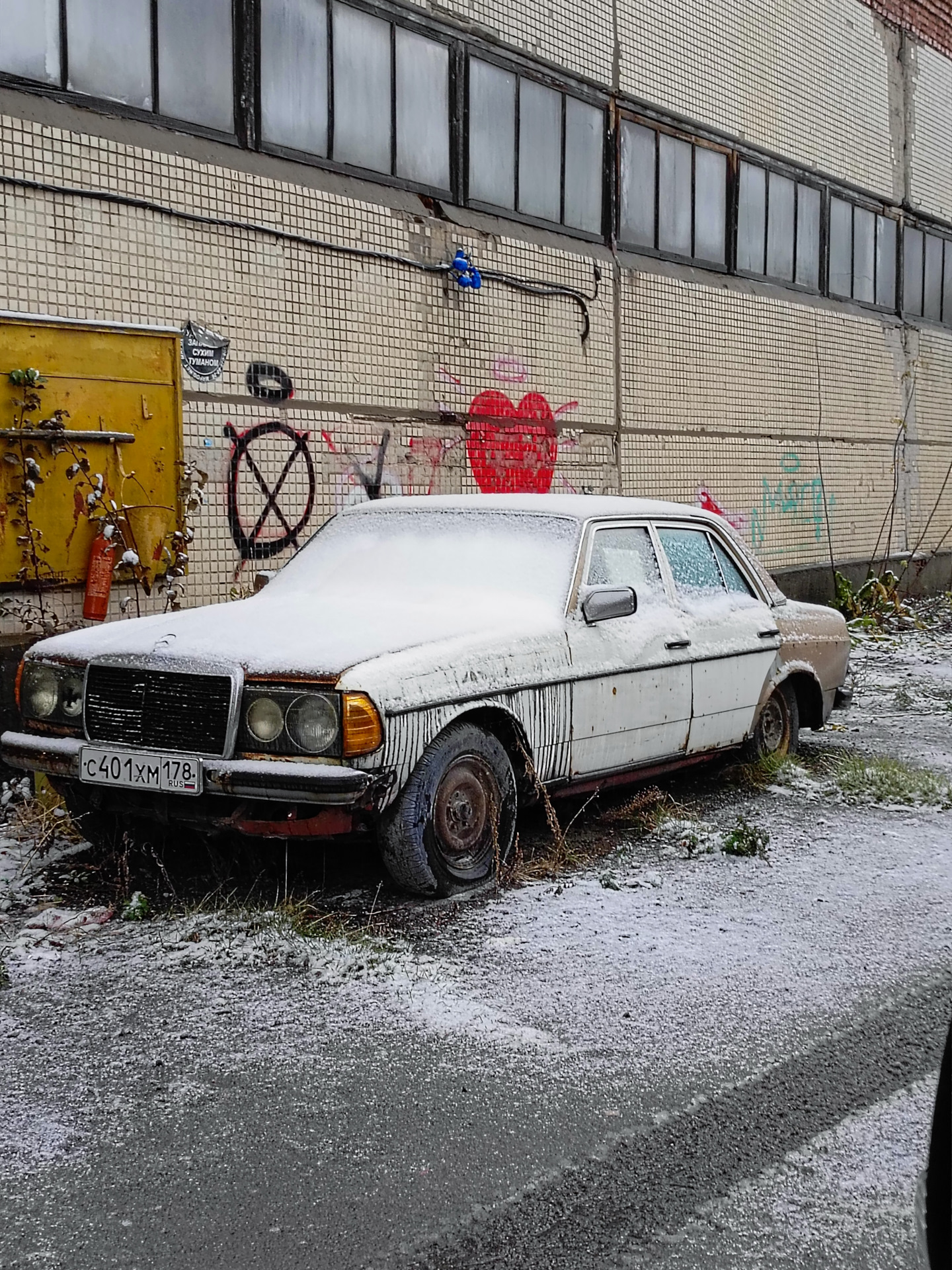 Старый Мерседес в Тушино. Москва — Сообщество «Брошенные Машины» на DRIVE2