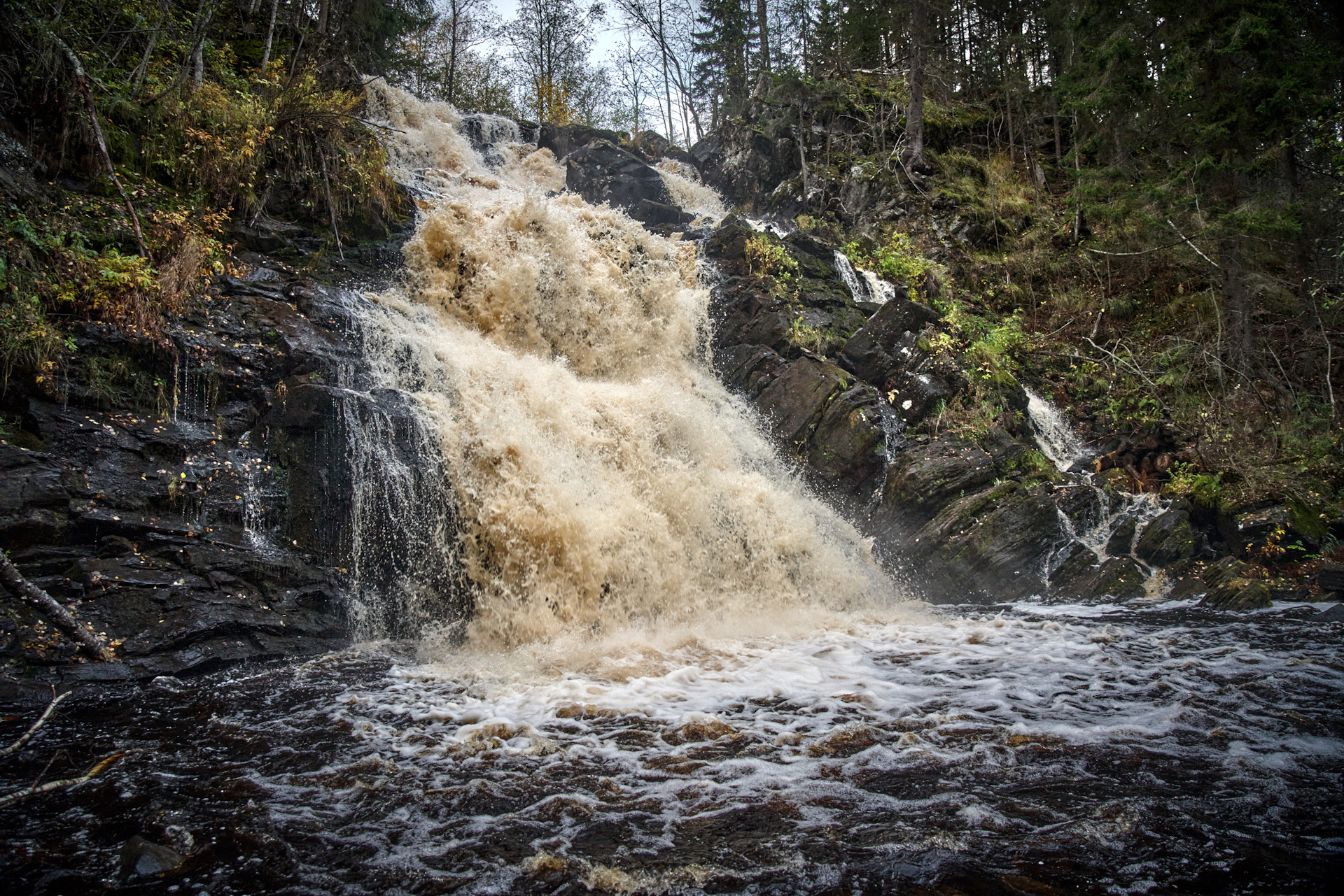 Водопады карелии названия. Водопад белые мосты (Юканкоски). Кивиристи водопад в Карелии. Кулисмайоки. Питкярантский район белые мосты.