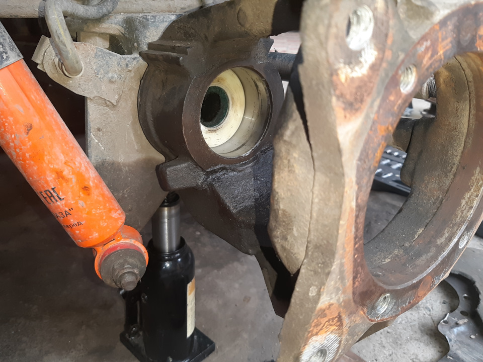 Убрал 207е подшипники из чулка переднего моста и поставил ...