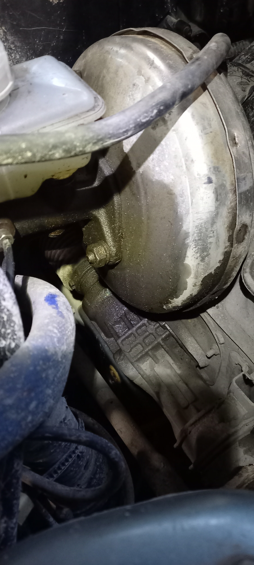 тормозная жидкость в вакууме. тормозной вакуум 2110. протечку тормозной жидкости из гтц. Brake fluid car. ваз 2107 подтекает вакуумный усилитель тормозов.