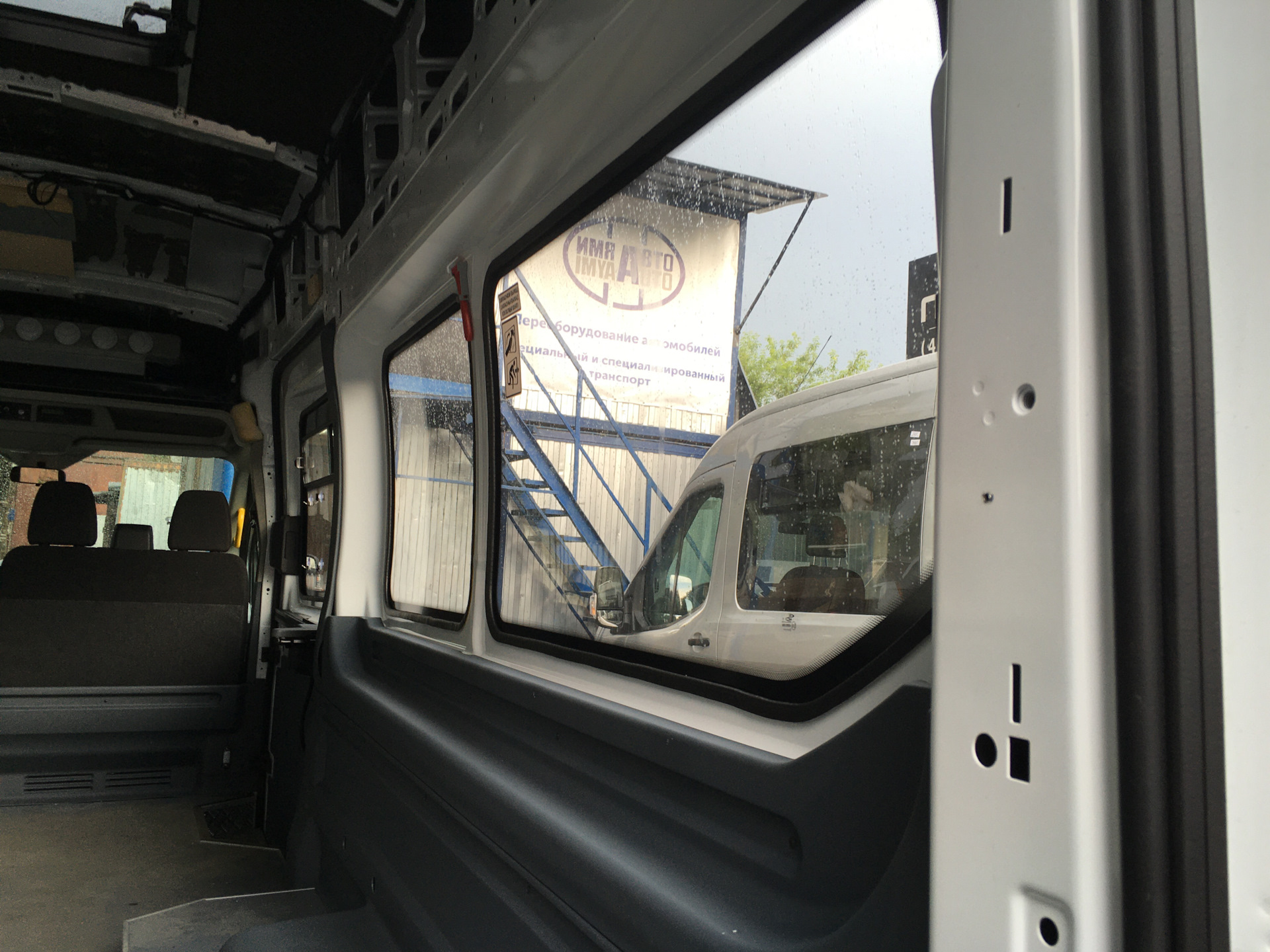 Доработка Салона часть 2. Обтяжка оконных проемов и дверей кожей — Ford ...