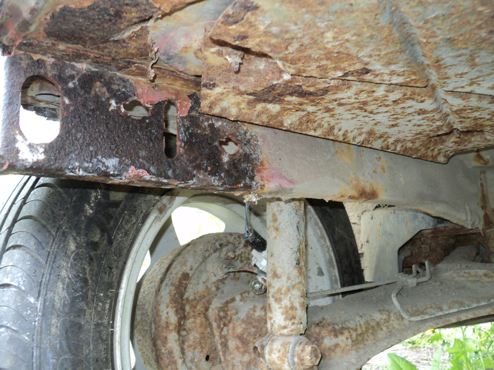 От кронштейна пострадали и лонжерон и днище — Renault Twingo I