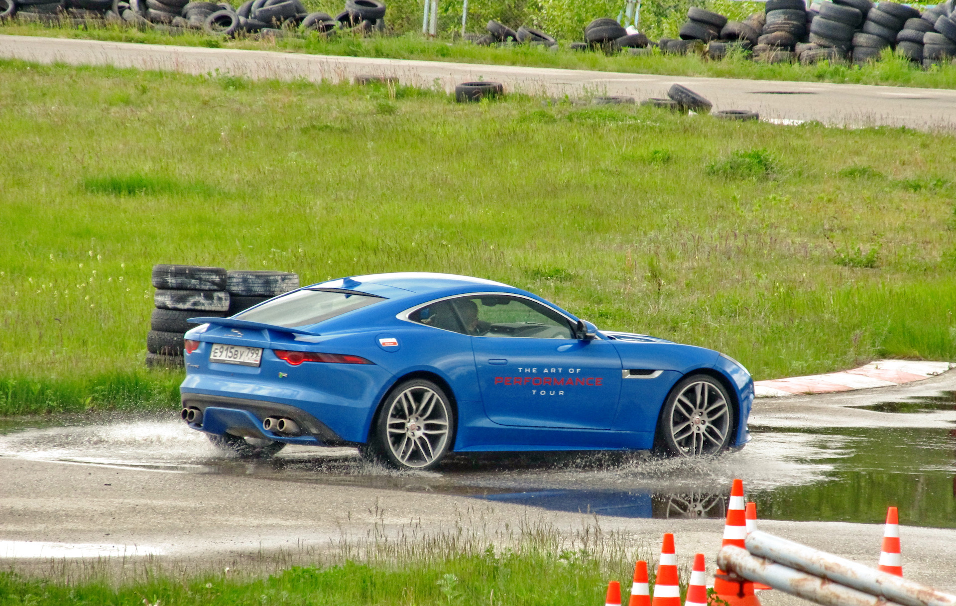 Сплиттер nurburgring. Трековый ягуар. Трек ягуар. Ягуар машина черно-бел. Трек ягуар.
