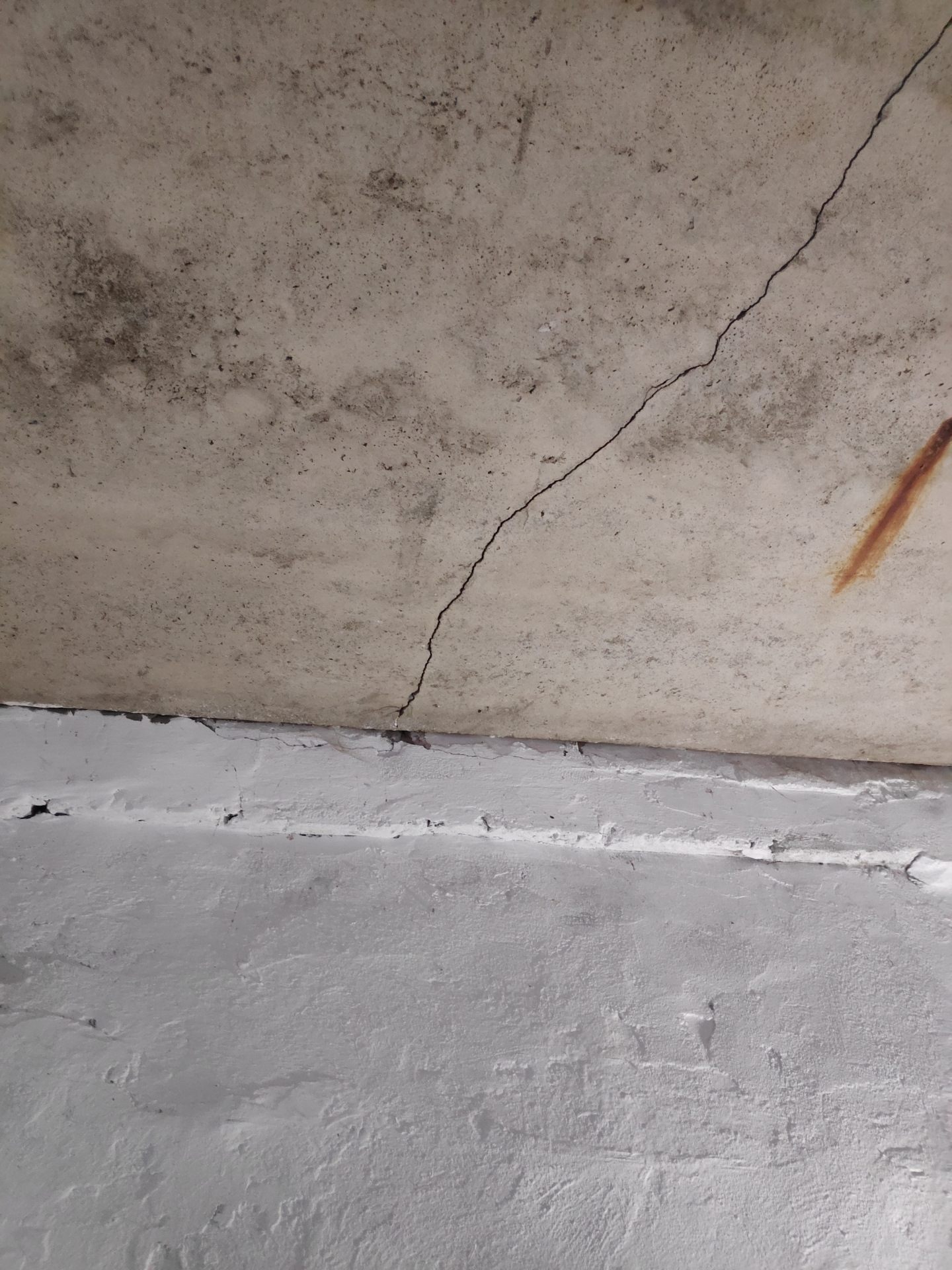 Трещины на потолке. Трещина на плите перекрытия снизу. Усадочные трещины в бетонной плите. Инъектирование плиты перекрытия. Усадочные трещины в плите перекрытия.