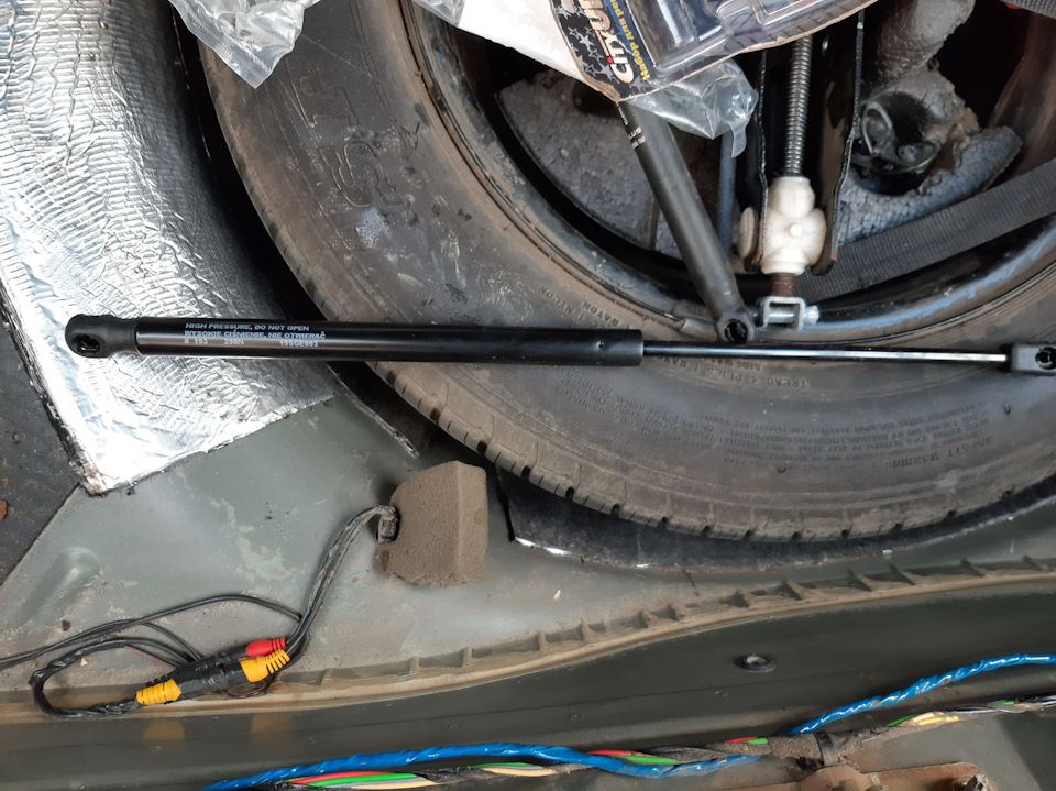 Замена амортизаторов багажника - Peugeot 406, 1,8 л, 1998 года своими руками DRI