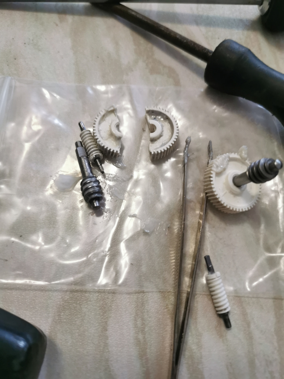 Ремонт бокового зеркала, замена шестерни. — Infiniti QX56 (2G), 5,6 л ...