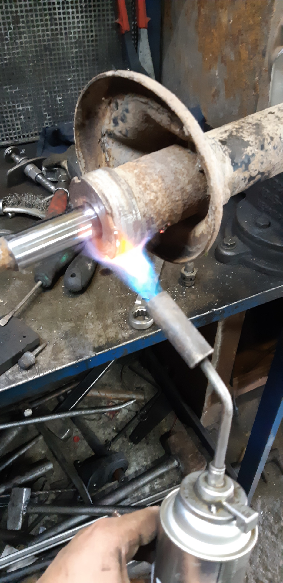 13 Вытаскиваем амортизатор открутив резьбовое кольцо левый открутился нормально правый пришлось греть — BMW 5 series (E34)