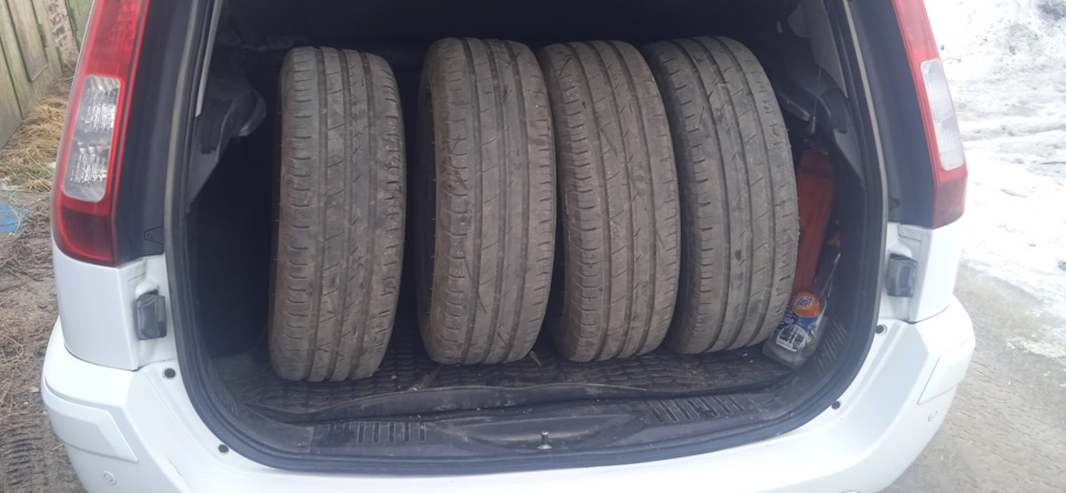 В багажник комплект резины. — Ford Fusion, 1,4 л, 2011 года ...