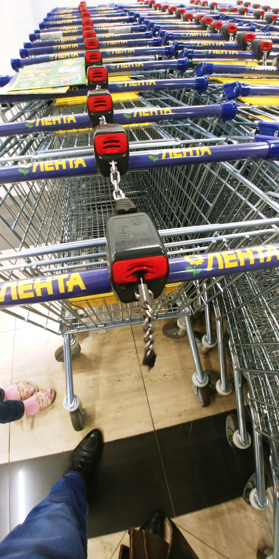 Вставляем ЧИП в нижнее отверстие для монеты, и сразу отщелкивается замок… — Skoda Octavia A7 Mk3