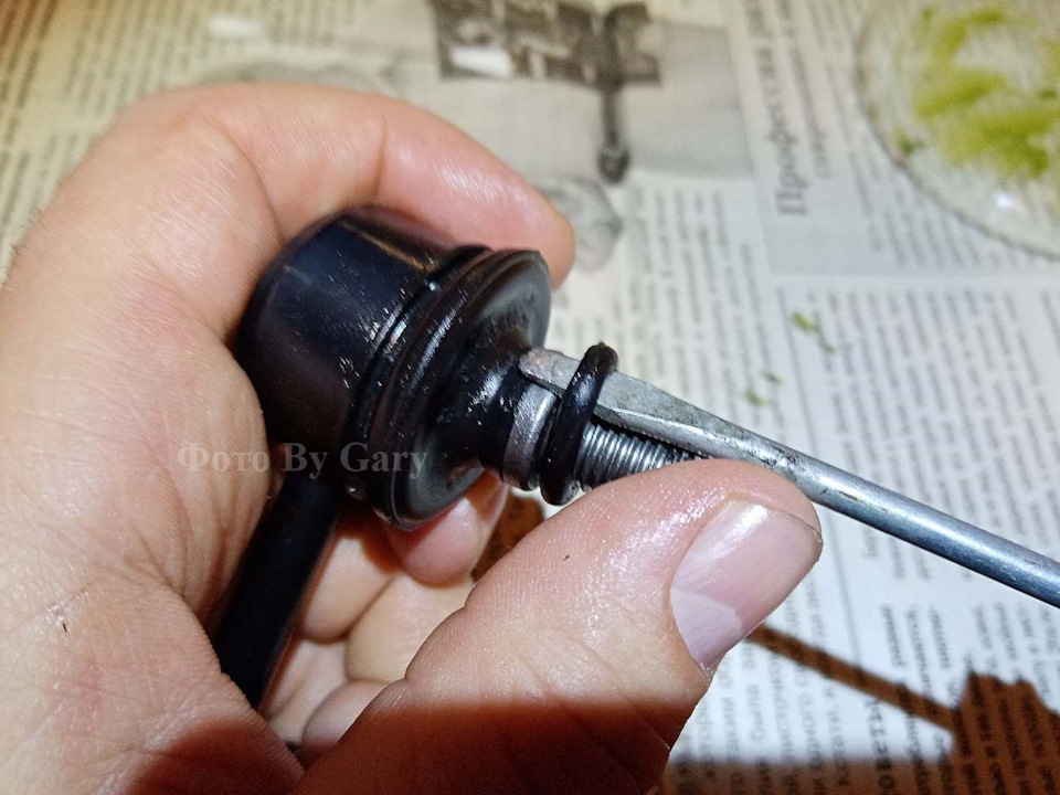 Накинуть кольцо на верхнюю часть пыльника дело нескольких секунд — Toyota Sprinter Marino