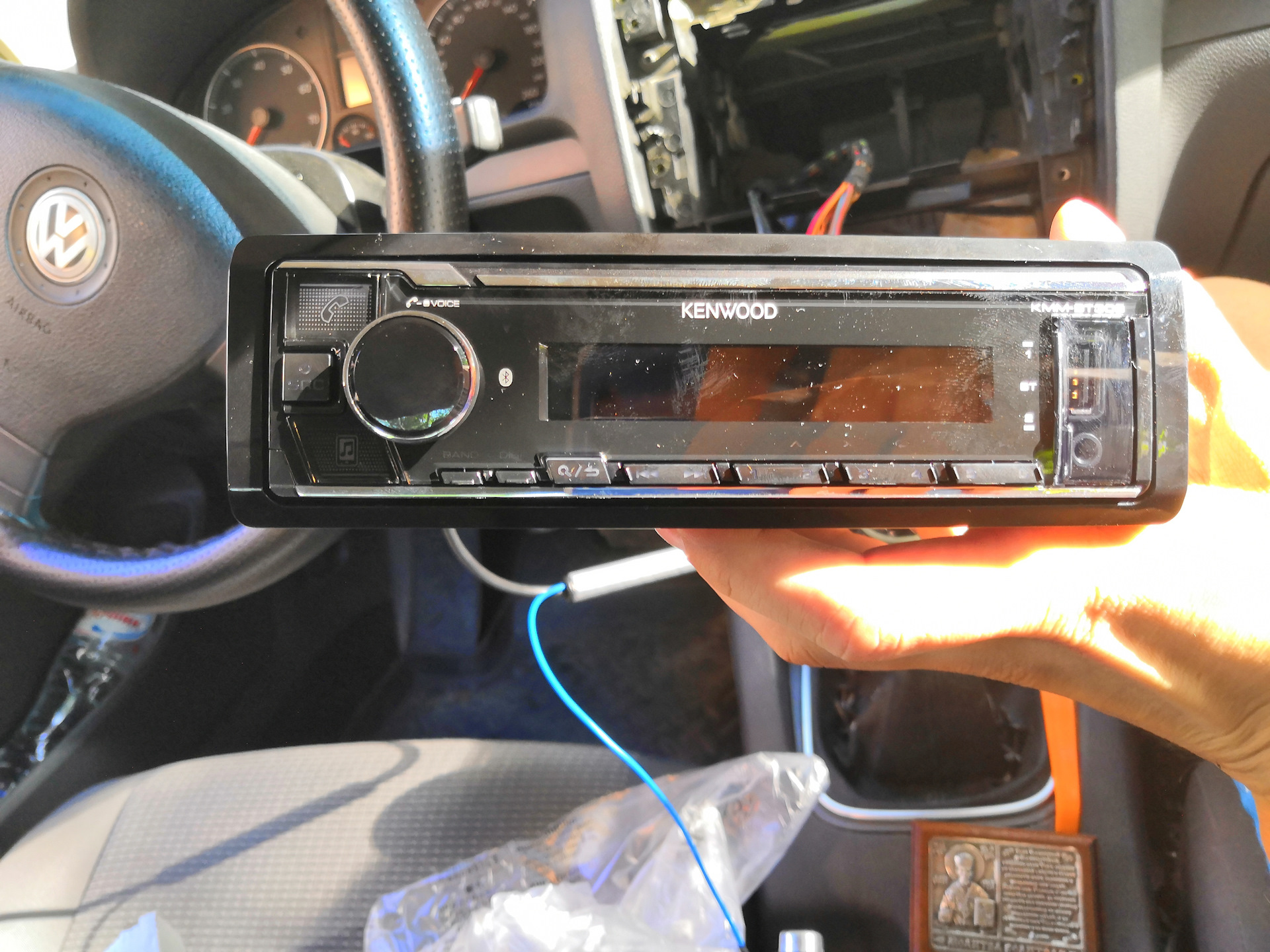 Автомагнитола kenwood kmm bt305 при выключении снова загорается экран