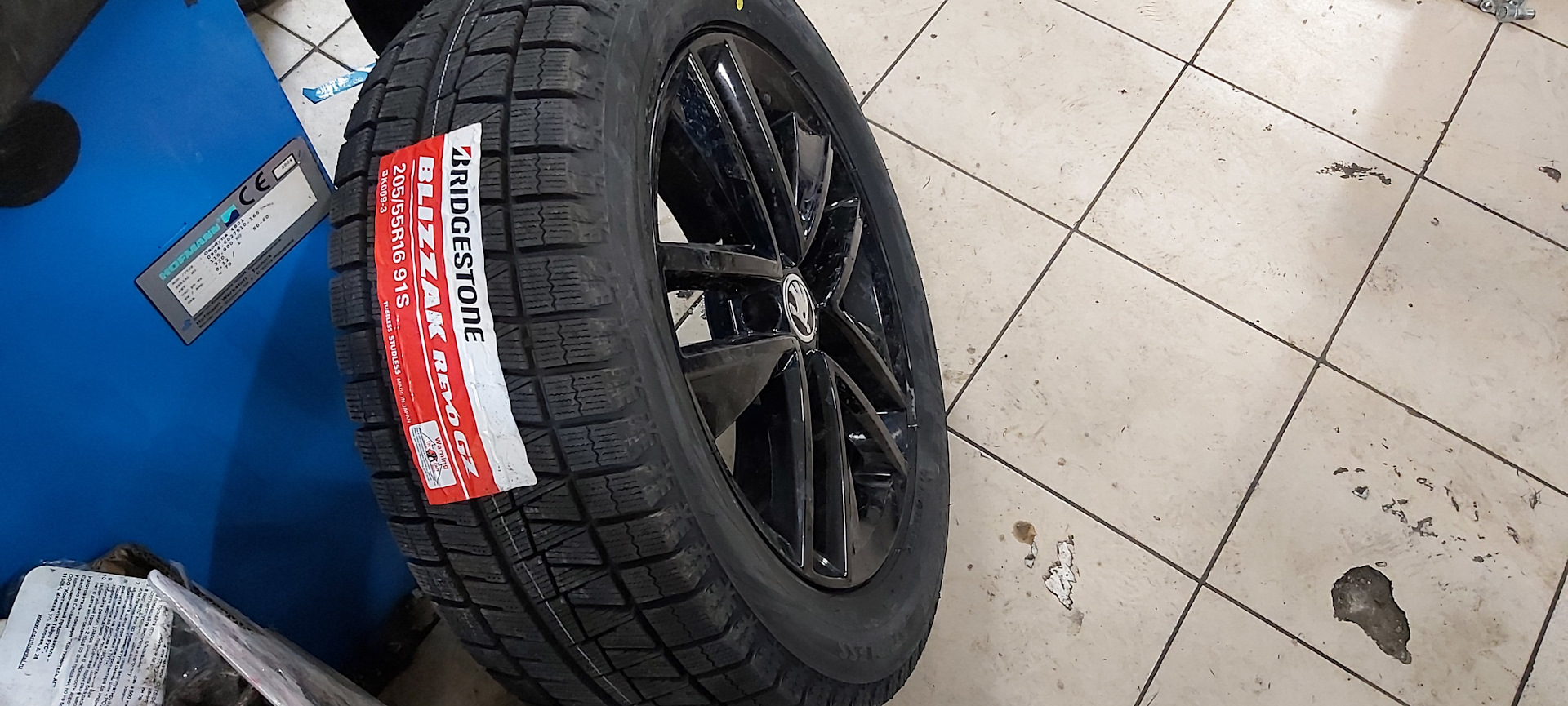 Шины екатеринбург 205 55 r16. Рево GZ r20. Bridgestone Blizzak Revo GZ 91s. Bridgestone Blizzak VRX 91s. Revo GZ на Мазда 6.