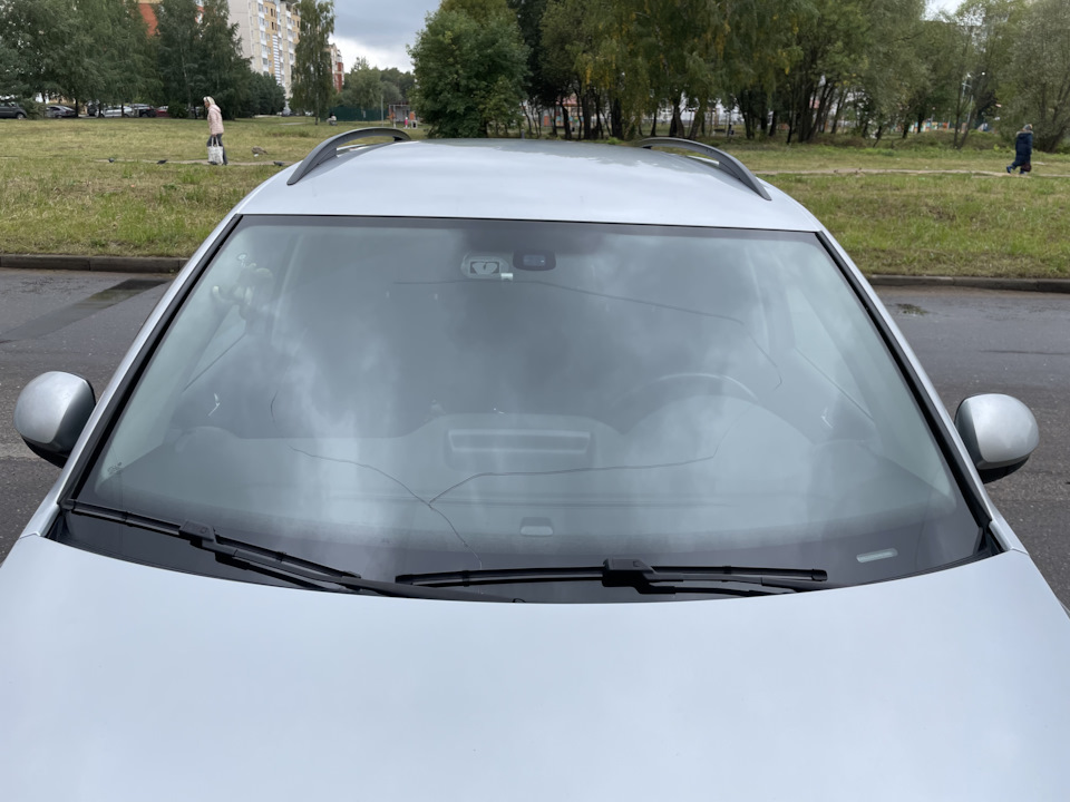 Лобовое стекло тигуан с обогревом. Лобовое. лобовое стекло фотография. тигуан маркировка лобового стекла. есть стекло.