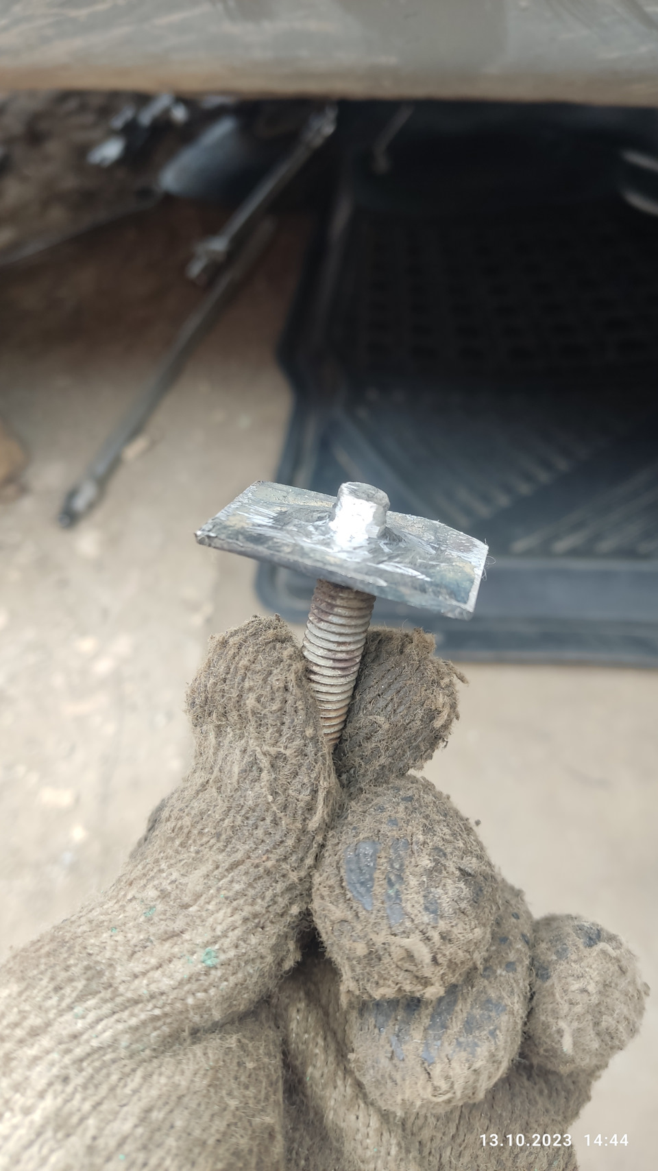 Обломилась шпилька задней опоры двигателя — Lada Калина седан, 1,6 л ...