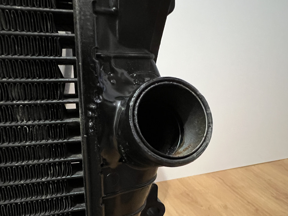 Так выглядит ремонт трещины патрубка, который оказался неудачным. — Volvo XC90 (1G)