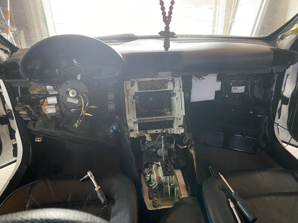 Част 4 Замена сервопривода печки и поиск утечки антифриза — Mercedes ...