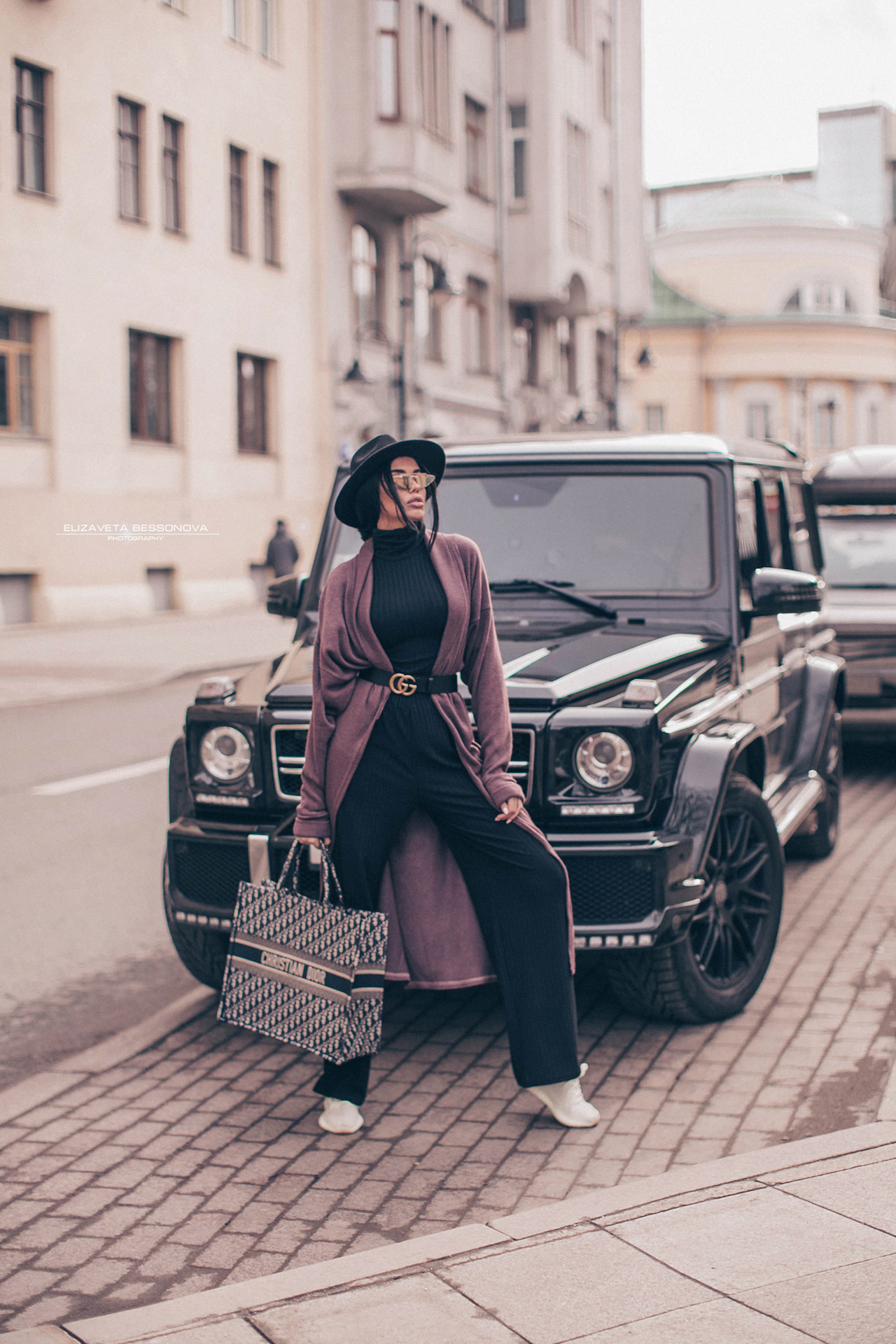 Гелендваген g 63 AMG С девушкой