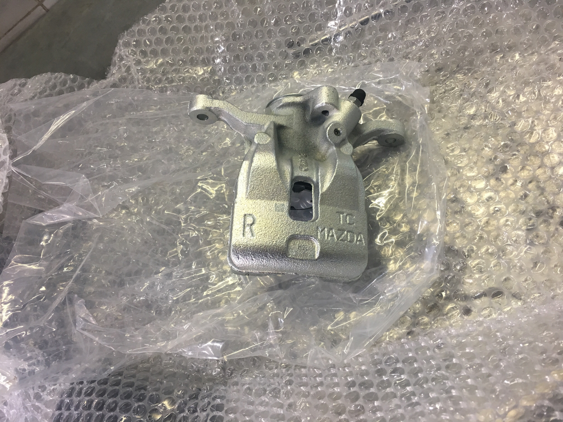 Задние тормозные диски мазда сх-5. Суппорт сх5. Mazda cx5 задний суппорт. Задний тормозной поршень mazda cx5. Передний тормозной цилиндр мазда cx5.