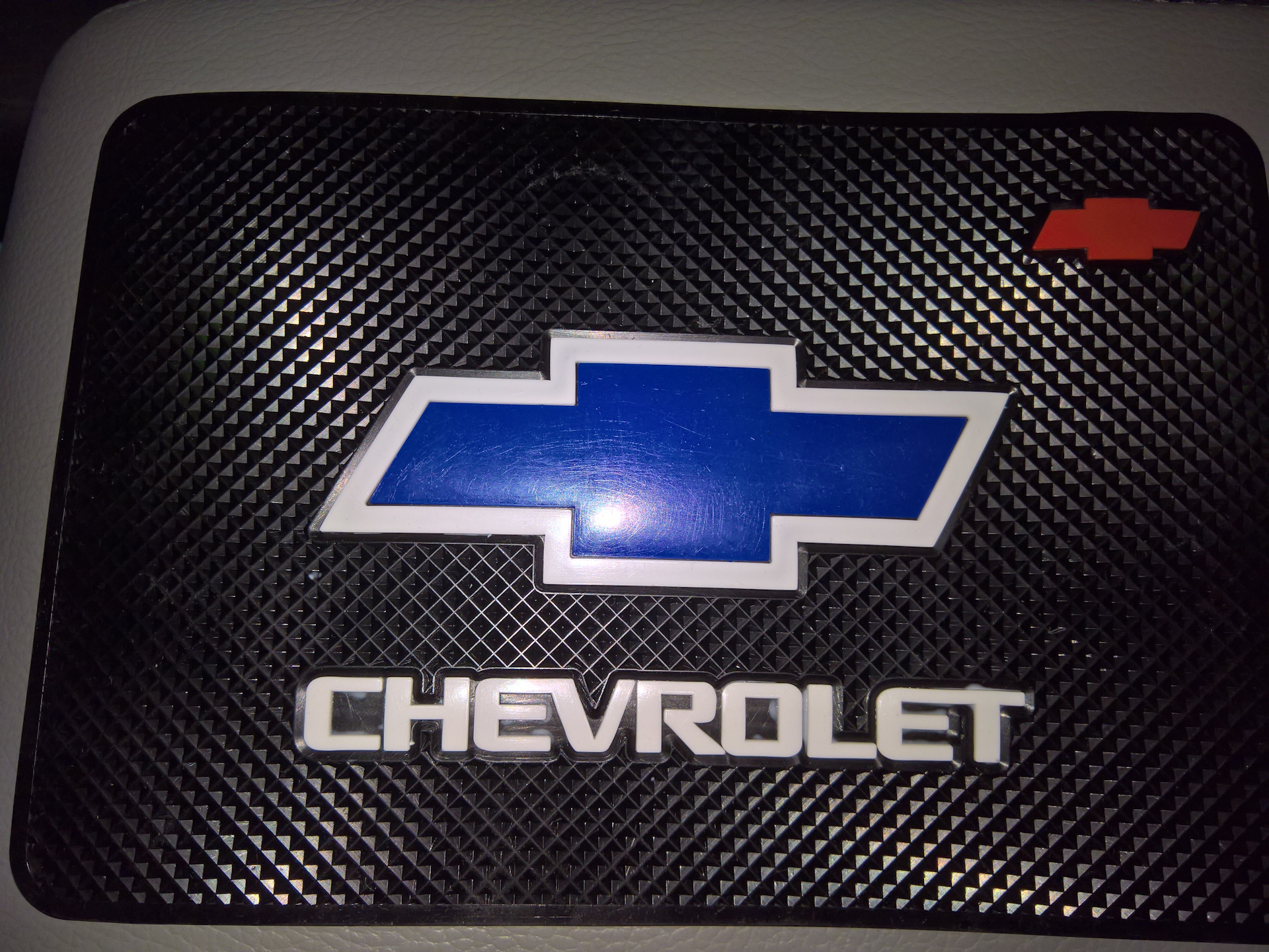 Коврик под телефон. безделушка… — Chevrolet Orlando (1G), 1,8 л, 2014 ...