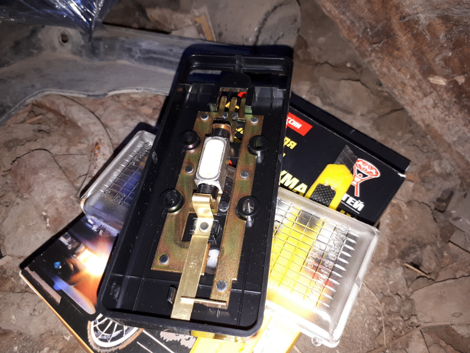 Замена лампочек освещения салона на LED — Lada 2114, 1,6 л, 2007 года ...