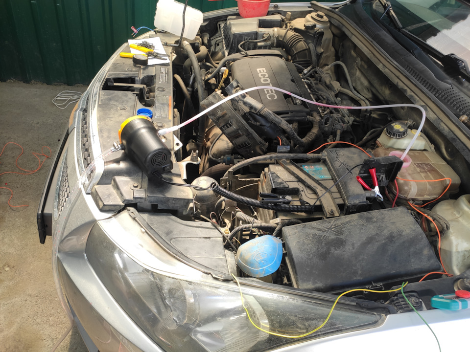 Помог кстати и при замене расширительного бачка. Долой шприцы) — Chevrolet Cruze (1G)