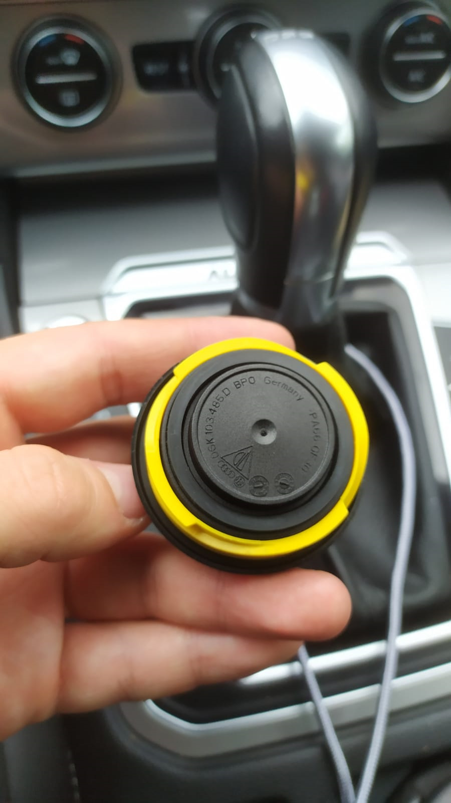 5. "Потеет" крышка маслозаливной горловины — Volkswagen Passat Alltrack ...