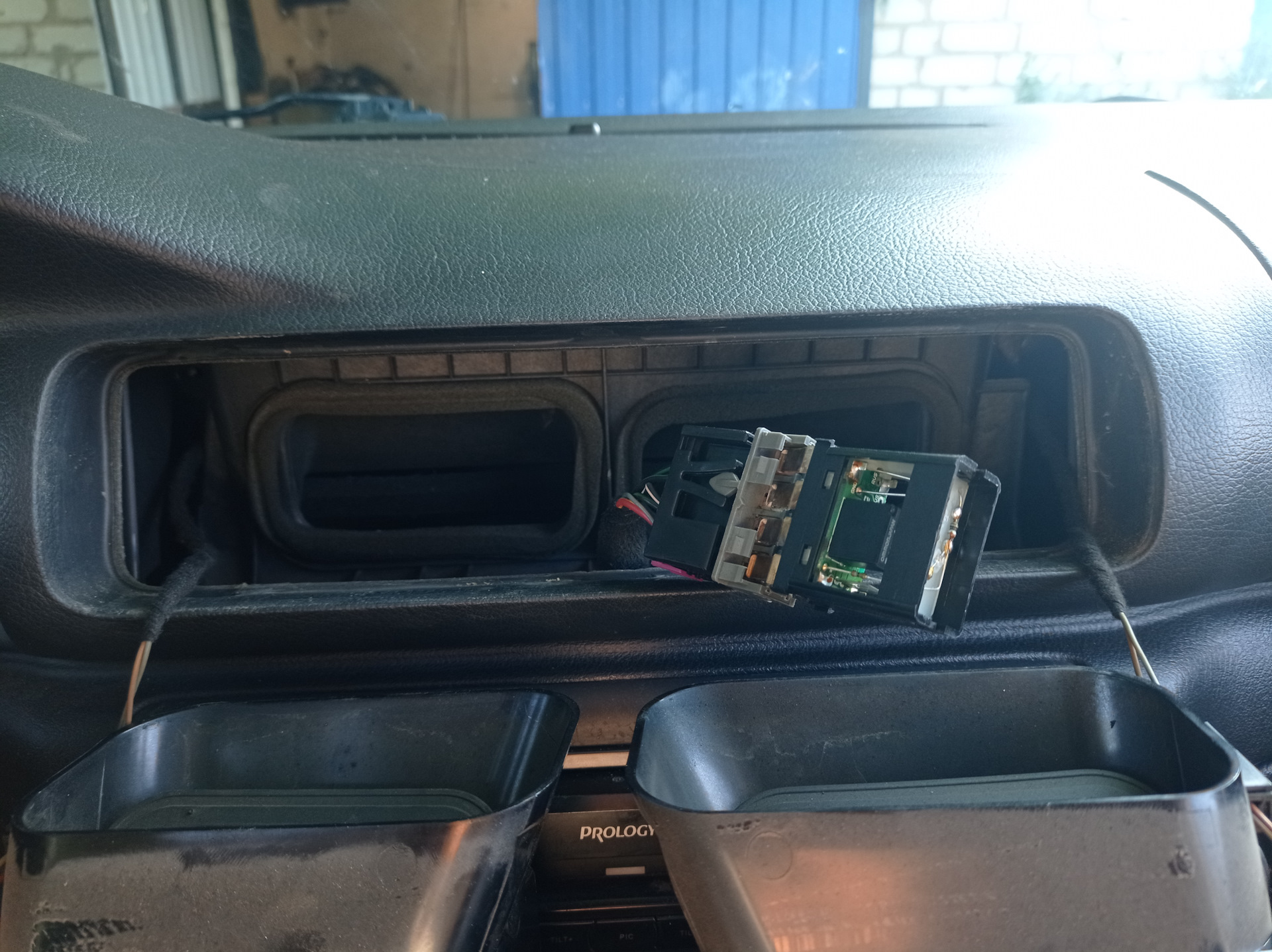 Ремонт кнопки аварийной сигнализации. — Skoda Superb Mk1, 1,8 л, 2008 ...