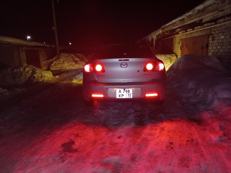 Симметрия (лампы ЗХ/ЗПТФ) шумка крышки багажника — Mazda 3 (1G) BK