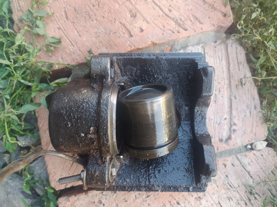 Электролиз тормозного суппорта. Замена поршня. — Ford Fusion, 1,4 л ...