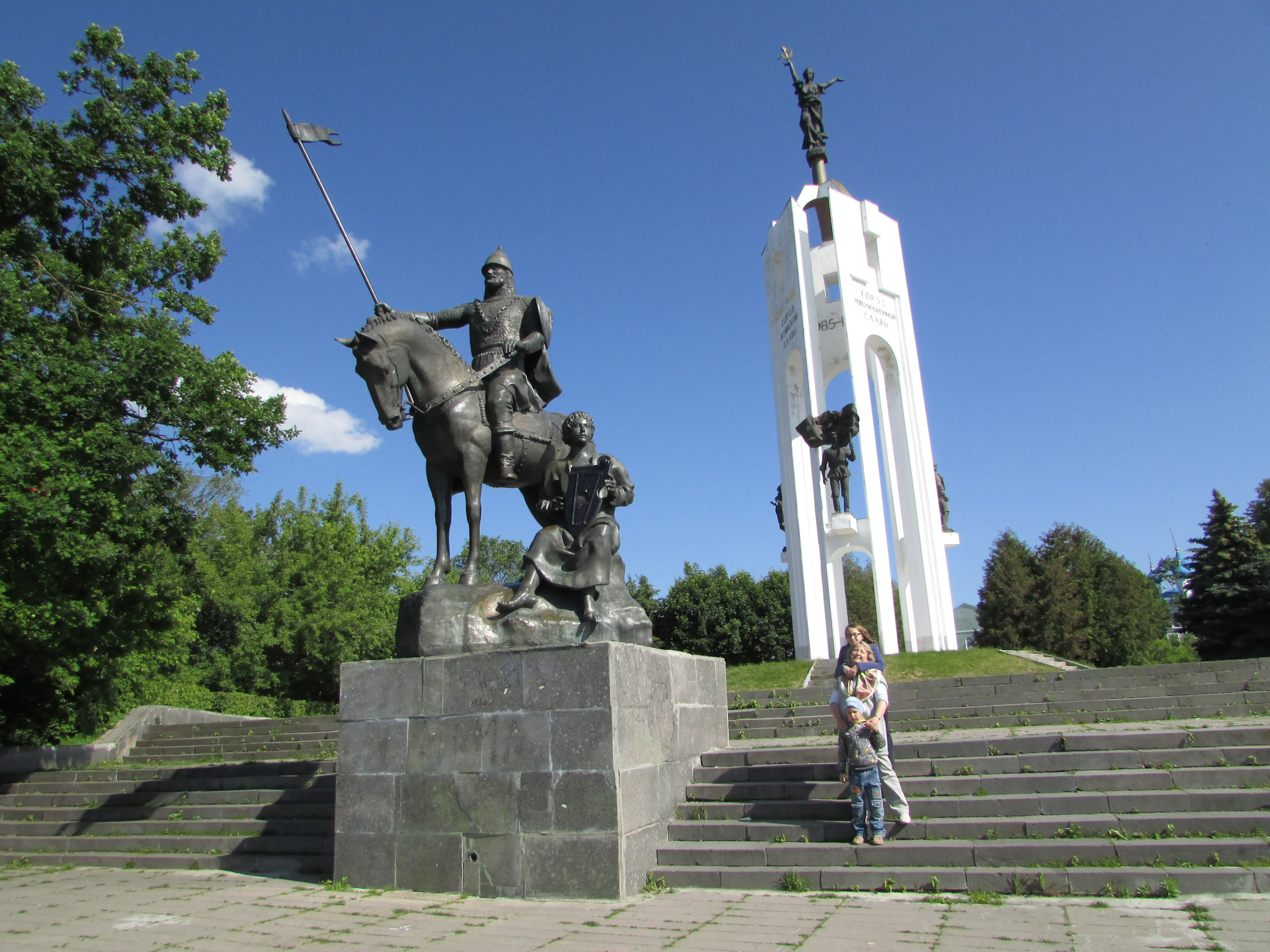 Культура брянского края. Пересвет Брянск памятник.