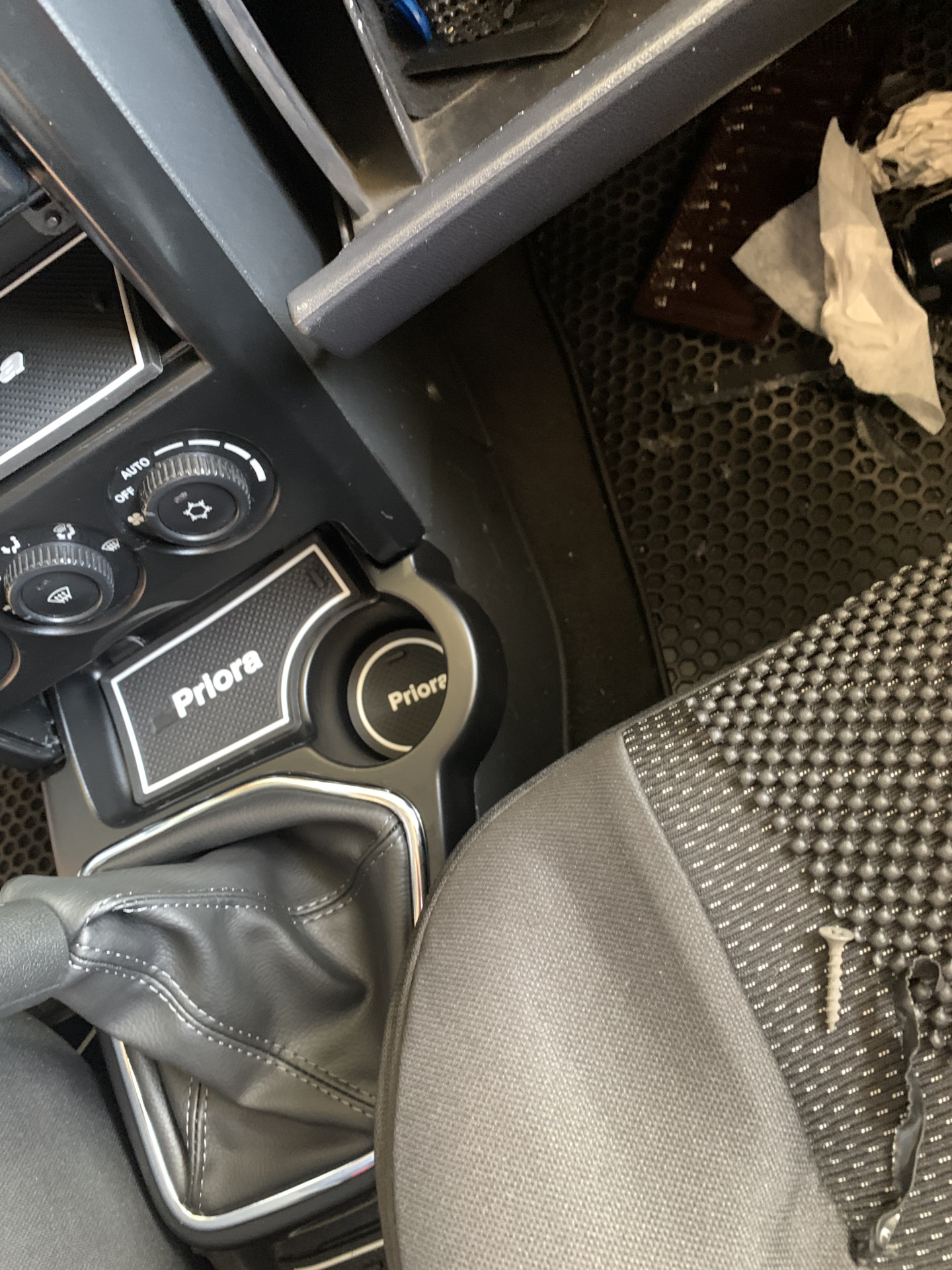 Кпп приоры 2. Подстаканник лада приора 2. Выдвижной подстаканник приора 2. Подстаканник приора 2 в приору 1. Подстаканник приора 1.