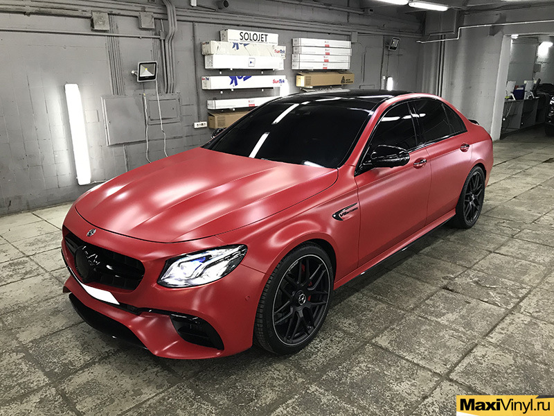 Vip 63 red. Е63 АМГ красный матовый. Красный Мерседес е63 АМГ. Mercedes AMG 63 красный матовый. Красный матовый Мерседес е63.